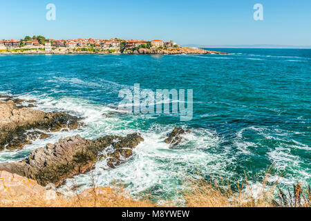 Frammento della vecchia città di Sozopol, Bulgaria. Vista della baia sul Mar Nero in città. Foto Stock