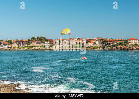 Frammento della vecchia città di Sozopol, Bulgaria. Vista della baia sul Mar Nero in città. Foto Stock