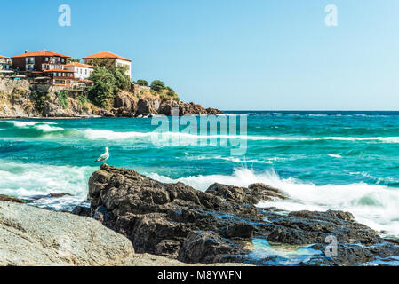 Frammento della vecchia città di Sozopol, Bulgaria. Vista della baia sul Mar Nero in città. Foto Stock