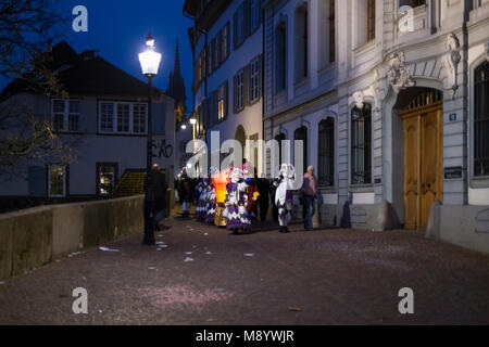 Il Carnevale di Basilea 2018. Rheinsprung Basel, Svizzera - Febbraio 19th, 2018. Un gruppo di carnevale con lanterna illuminata marche attraverso la città vecchia Foto Stock