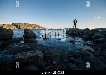 Escursionista alla scoperta dell'isola svedese, Tjorn, Svezia 2016 Foto Stock