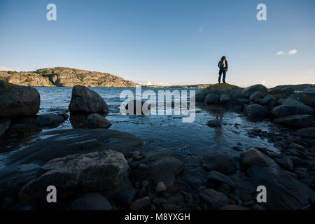 Escursionista alla scoperta dell'isola svedese, Tjorn, Svezia 2016 Foto Stock