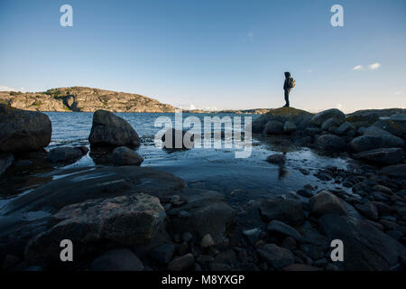 Escursionista alla scoperta dell'isola svedese, Tjorn, Svezia 2016 Foto Stock