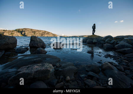 Escursionista alla scoperta dell'isola svedese, Tjorn, Svezia 2016 Foto Stock