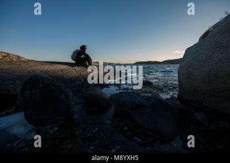 Escursionista alla scoperta dell'isola svedese, Tjorn, Svezia 2016 Foto Stock