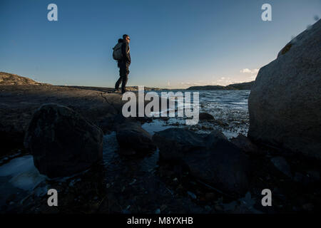 Escursionista alla scoperta dell'isola svedese, Tjorn, Svezia 2016 Foto Stock