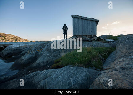 Escursionista alla scoperta dell'isola svedese, Tjorn, Svezia 2016 Foto Stock