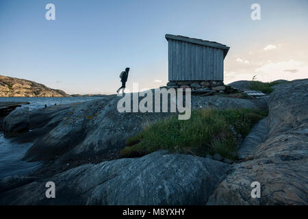 Escursionista alla scoperta dell'isola svedese, Tjorn, Svezia 2016 Foto Stock