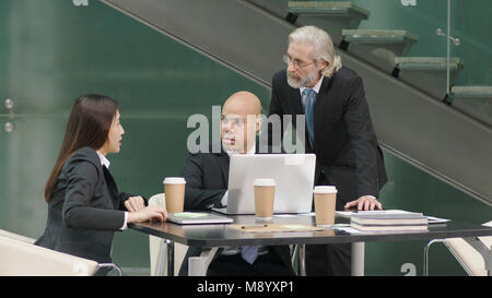 Multietnica aziendale dirigenti riuniti a discutere di affari in ufficio. Foto Stock