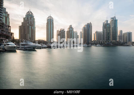 DUBAI, Emirati Arabi Uniti - 14 Febbraio 2018: Vista di moderni grattacieli nella luce del mattino nella Marina di Dubai, UAE Foto Stock