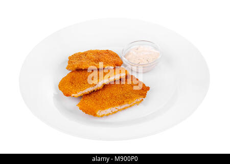 Cotoletta viene tagliata in pezzi di carne di pollo, maiale, carne alla griglia, barbecue, sulla piastra isolata sfondo bianco. Tartaro, panna acida, maionese, sauc bianco Foto Stock