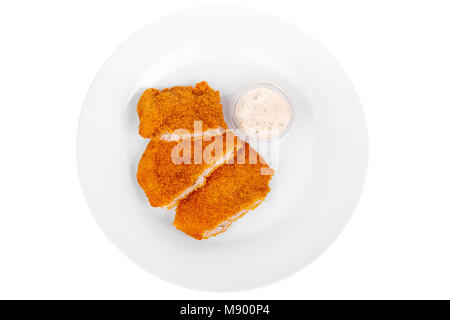 Cotoletta viene tagliata in pezzi di carne di pollo, maiale, carne alla griglia, barbecue, isolato sullo sfondo bianco. Tartaro, panna acida, la maionese, la salsa bianca. Per th Foto Stock