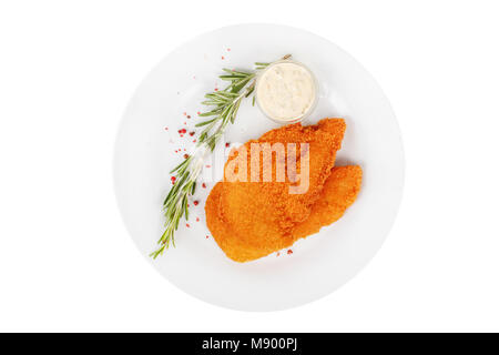 Cotoletta viene tagliata in pezzi di carne di pollo, maiale, carne alla griglia, cucinata, con peperone rosso e rosmarino isolato sullo sfondo bianco. Tartaro, panna acida, m Foto Stock