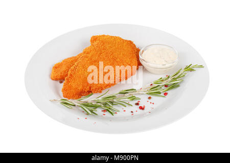 Cotoletta viene tagliata in pezzi di carne di pollo, maiale, carne alla griglia, cucinata, con peperone rosso e rosmarino isolato sullo sfondo bianco. Tartaro, panna acida, m Foto Stock