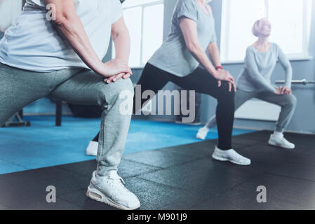 Chiudere fino cercare su donne in pensione affondo al fitness club Foto Stock