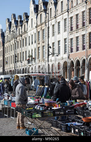 Sabato mercato all'aperto nella Grand Place, Arras, Pas-de-Calais, Hauts-de-France, Francia, Europa Foto Stock