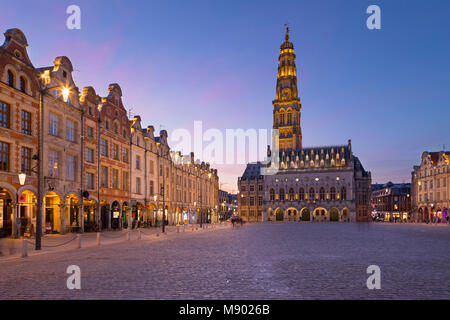 Place des Heros e il Municipio e Torre campanaria illuminata di notte, Arras, Pas-de-Calais, Hauts-de-France, Francia, Europa Foto Stock