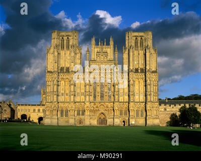 La facciata ovest della Cattedrale di Wells, pozzi, Somerset, Inghilterra, Regno Unito, Europa Foto Stock
