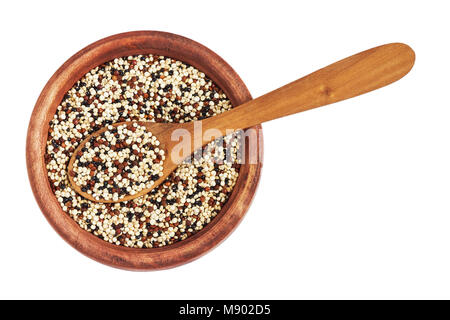 Materie miste di quinoa (Chenopodium quinoa). Rosso, bianco e nero semi nella ciotola di legno isolato su sfondo bianco Foto Stock