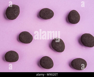 Modello di cioccolato su sfondo rosa Foto Stock