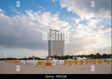 Spiaggia con vista verso l'hotel Maritim, Travemuende, Mar Baltico, Schleswig-Holstein, Germania, Europa Foto Stock