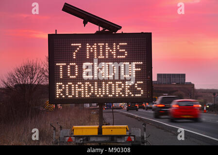 Energia solare strada digitale per gli automobilisti che mostra 7 minuti di tempo di guida al fine di lavori stradali Leeds REGNO UNITO Foto Stock