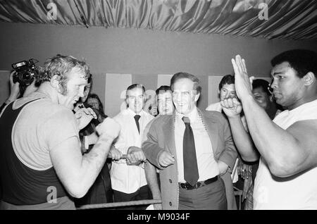 Muhammad Ali (a destra) con il futuro avversario British Heavyweight Champion Richard Dunn al training camp del mondo Welterweight John H. Stracey nel West End di Londra. 10 Marzo 1976 Foto Stock