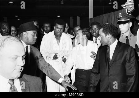 Muhammad Ali e Ernie Terrell incontrato per porre fine alla confusione su chi fosse il legittimo Heavyweight Champion. Prima dell'bout, Terrell ripetutamente chiamato Ali per il suo nome di nascita. Egli ha successivamente spiegato che egli aveva conosciuto l argilla per anni per i dilettanti e non era abituata a chiamare lui un altro nome. Ali ha preso offesa a questo, come egli aveva in una precedente lotta con anello leggenda Floyd Patterson dove Patterson ha scelto di chiamare Ali 'argilla.' Ali detto Egli avrebbe punito Terrell come egli aveva punito Patterson. Ali ha vinto un sbilenco decisione rotonda 15, recuperando il campionato indiscusso. 6 febbraio 1967 Foto Stock