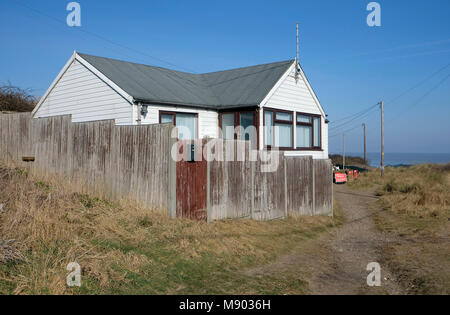 Case a rischio di erosione di scogliera, hemsby, Norfolk, Inghilterra Foto Stock