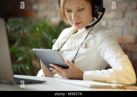 Donna che lavorano nei call center come dispatcher Foto Stock