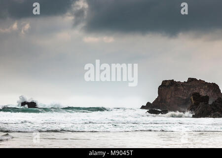 Atlantic Waves a Mangursta beach sull'isola di Lewis nelle Ebridi Esterne. Foto Stock