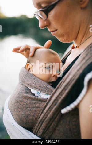 Bi-razziale famiglia composta da madre caucasica e nero figlio neonato Foto Stock