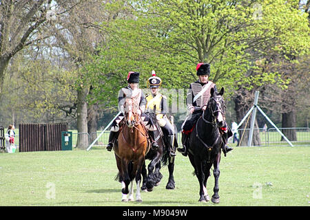 Gli appassionati di militari a cavallo nel XII dragoni di luce uniforme, re emanare la battaglia di Waterloo Foto Stock