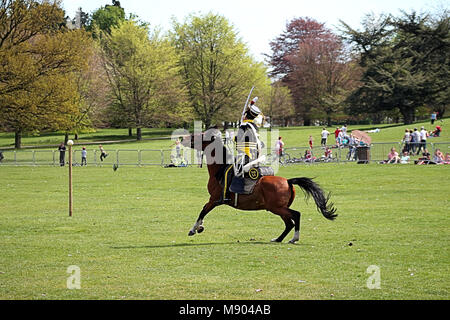 Gli appassionati di militari a cavallo nel XII dragoni di luce uniforme, re emanare la battaglia di Waterloo Foto Stock