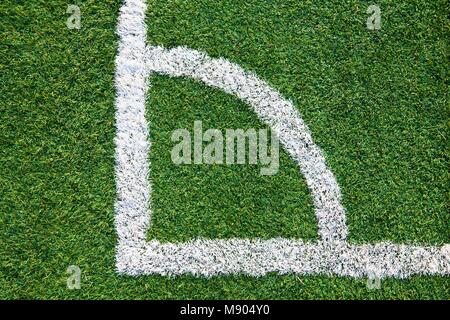 Angolo di un campo di calcio è realizzato dal manto in erba sintetica Foto Stock