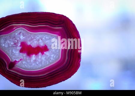 Luce attraverso un violetto minerale di agata (Pesaro) Foto Stock