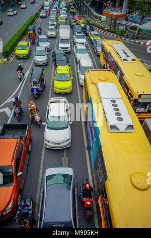 BANGKOK, Thailandia, febbraio 08, 2018: sopra vista traffict sulla Phaya Thai, da Pathumwan intersezione di fronte MBK Centre la sera dopo il lavoro. Traffico provoca la vettura agli utenti di fret e scarsa salute mentale Foto Stock