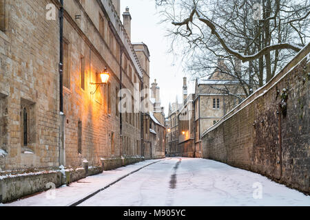 Corsia di Brasenose nelle prime ore del mattino la neve. Oxford, Oxfordshire, Inghilterra Foto Stock