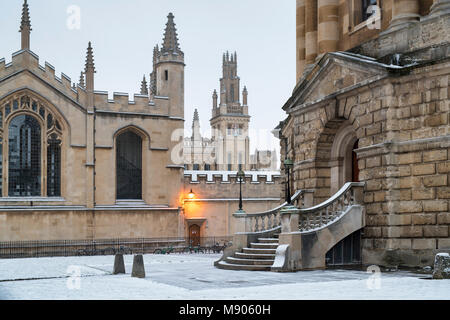 Radcliffe square nelle prime ore del mattino la neve. Oxford, Oxfordshire, Inghilterra Foto Stock