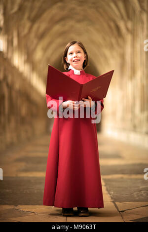 La cattedrale di Gloucester che ora è il reclutamento di ragazza coristi del coro Nov 2017 REGNO UNITO Foto Stock