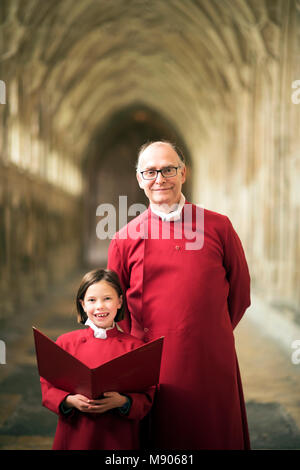 La cattedrale di Gloucester che ora è il reclutamento di ragazza coristi del coro Nov 2017 REGNO UNITO Foto Stock