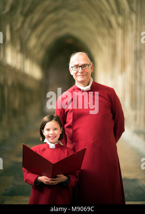 La cattedrale di Gloucester che ora è il reclutamento di ragazza coristi del coro Nov 2017 REGNO UNITO Foto Stock