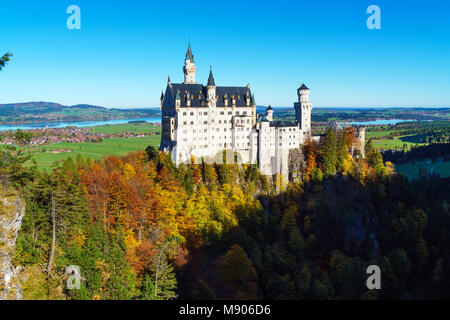 La Baviera, Germania - 15 Ottobre 2017: Il Castello di Neuschwanstein e le montagne delle Alpi a caduta Foto Stock