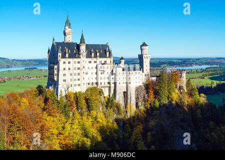 La Baviera, Germania - 15 Ottobre 2017: Il Castello di Neuschwanstein e le montagne delle Alpi a caduta Foto Stock