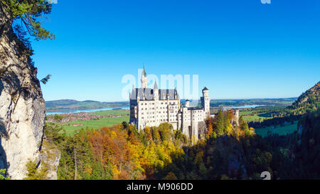 La Baviera, Germania - 15 Ottobre 2017: Il Castello di Neuschwanstein e le montagne delle Alpi a caduta Foto Stock