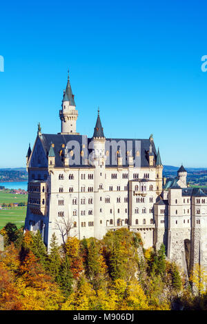 La Baviera, Germania - 15 Ottobre 2017: Il Castello di Neuschwanstein e le montagne delle Alpi a caduta Foto Stock