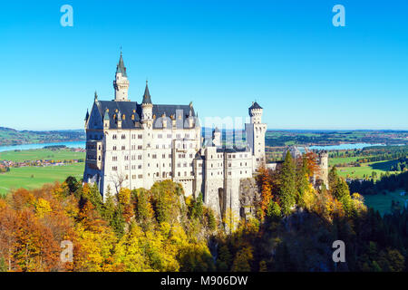 La Baviera, Germania - 15 Ottobre 2017: Il Castello di Neuschwanstein e le montagne delle Alpi a caduta Foto Stock