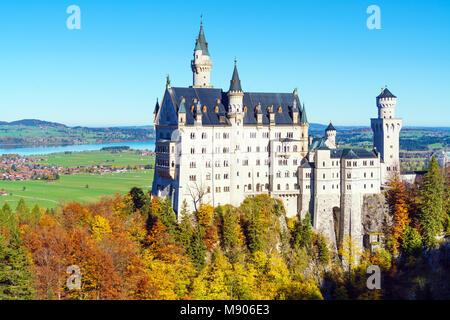 La Baviera, Germania - 15 Ottobre 2017: Il Castello di Neuschwanstein e le montagne delle Alpi a caduta Foto Stock