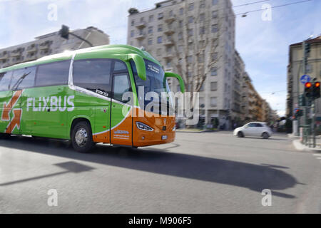 Flixbus a lunga distanza di marca di bus per tutte le destinazioni europee Torino Italia 14 marzo 2018 effetto panning Foto Stock