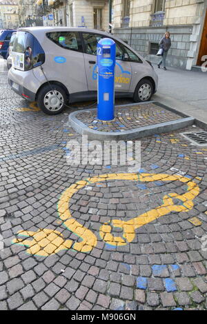 Electric car sharing presso la stazione di ricarica Torino Italia 14 Marzo 2018 Foto Stock